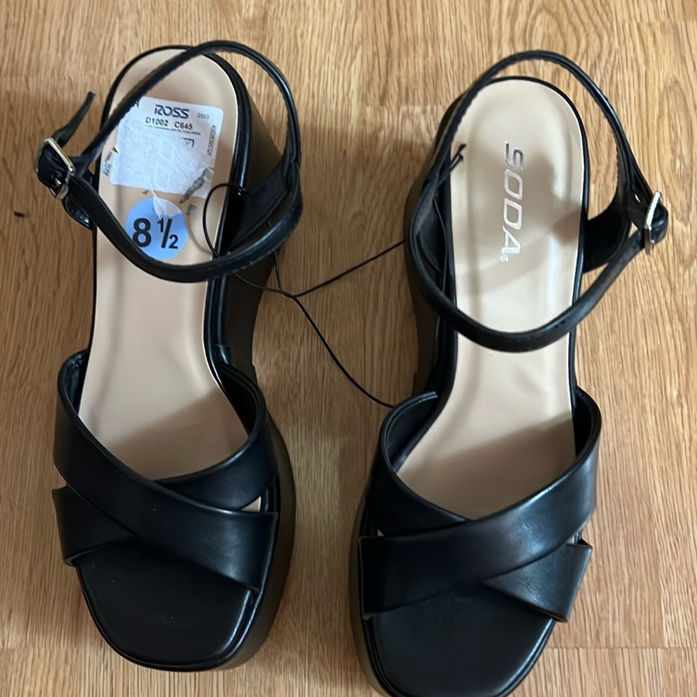 BLACK SODA SHOES. 8 1/2